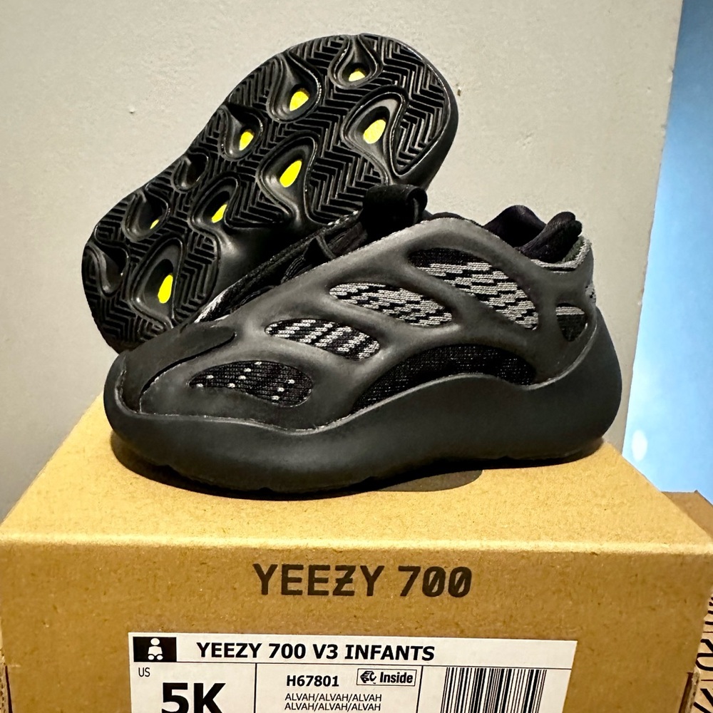 Yeezy 700 V3